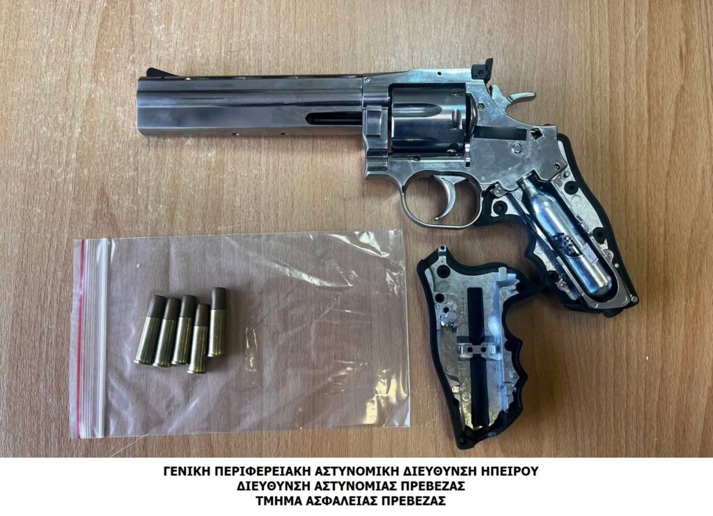 Σύλληψη 34χρονου στην Πρέβεζα για διασπορά ψευδών ειδήσεων, οπλοκατοχή και καλλιέργεια ναρκωτικών