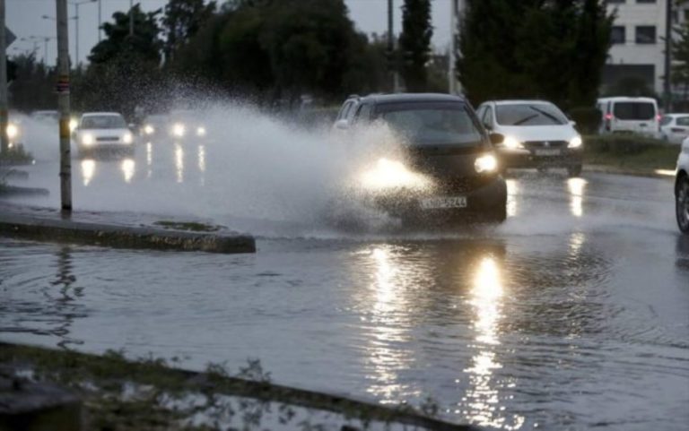Προβλήματα από την έντονη βροχόπτωση στην Αττική – Διακοπή κυκλοφορίας στη Λ. Ποσειδώνος