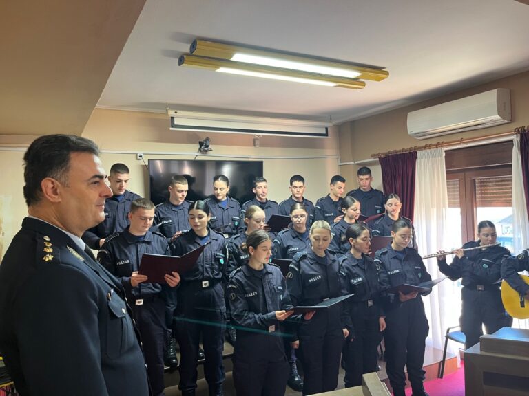 Κάλαντα στο δημαρχείο Μουζακίου έψαλαν δόκιμοι της Σχολής Αστυφυλάκων