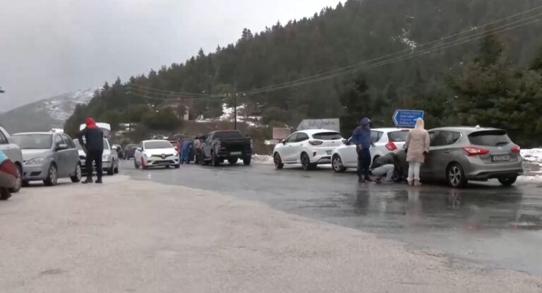 Με προβλήματα η κυκλοφορία των οχημάτων σε Καλάβρυτα και Παρνασσό – Συστάσεις της ΕΛ.ΑΣ. για χρήση αλυσίδων