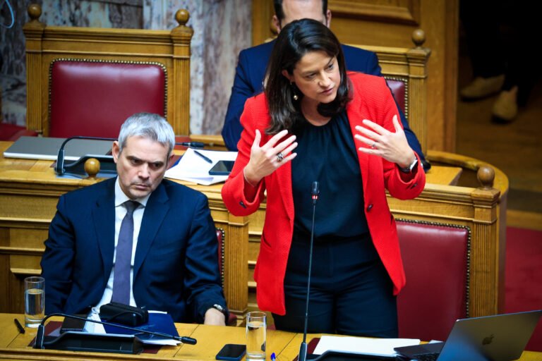 Βουλή: Ψηφίζεται σήμερα το νομοσχέδιο του υπουργείου Εργασίας – Σύγκρουση για τον κατώτατο μισθό