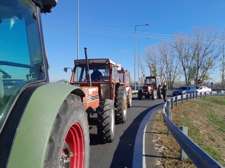Αγρότες έκλεισαν την Εθνική Οδό στο Κάστρο Βοιωτίας