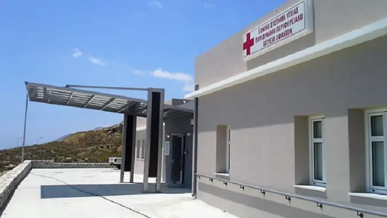 Διαμαρτύρονται γονείς και κάτοικοι στο Δήμο Σφακίων για τον χαρακτηρισμό του Κέντρου Υγείας σε “ΑΓΟΝΟ Β”