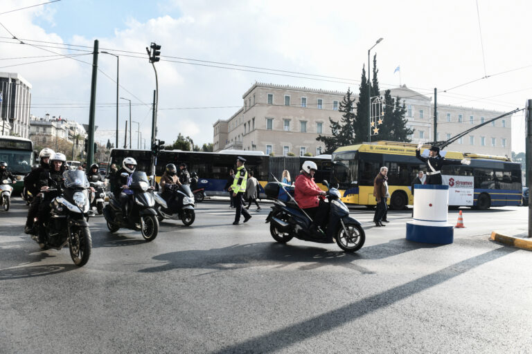 Ο «οδικός» χάρτης για τους μοτοσικλετιστές: Τι προβλέπει ο νέος ΚΟΚ για ηλεκτρονικά πρόστιμα, όρια ταχύτητας και κράνος