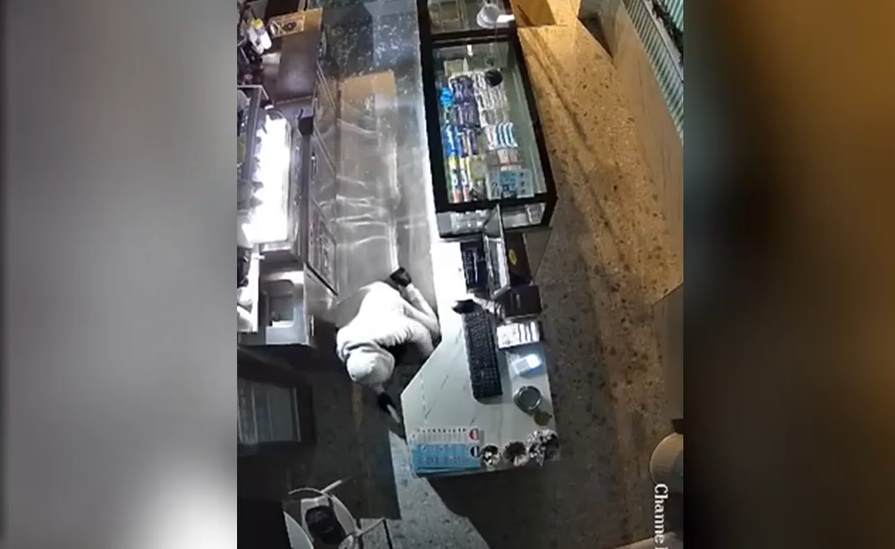 Παιανία: Γυναίκα προσποιούμενη την πελάτισσα αφαίρεσε 600 ευρώ – Βίντεο ντοκουμέντο