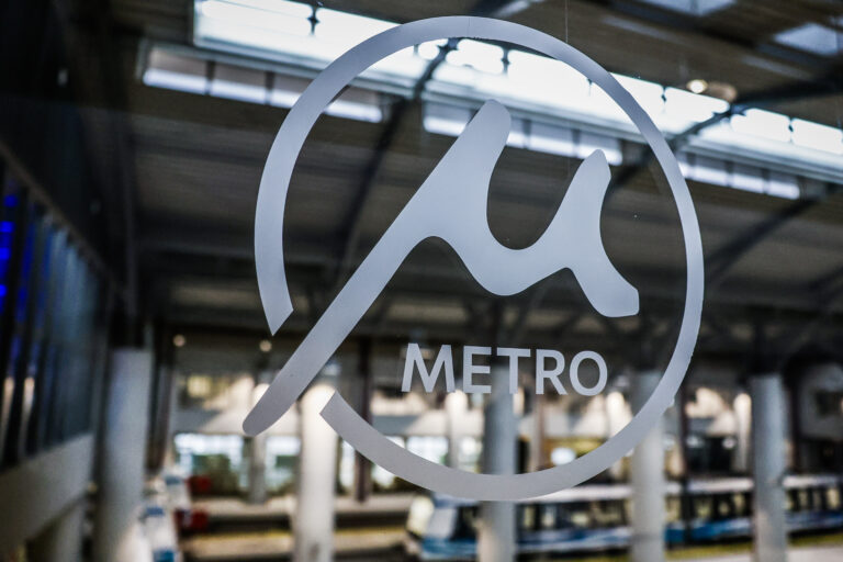 Θεσσαλονίκη: Νέα καταδίκη για φθορές σε εγκαταστάσεις του Μετρό – Νεαρός έβαψε κυτίο στον σταθμό «Αγίας Σοφίας»