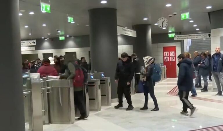 Χιλιάδες πολίτες επισκέπτονται το μετρό Θεσσαλονίκης παρά την κακοκαιρία