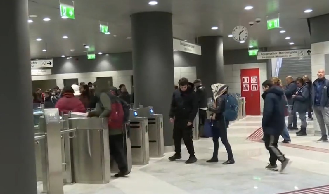 Χιλιάδες πολίτες επισκέπτονται το μετρό Θεσσαλονίκης παρά την κακοκαιρία
