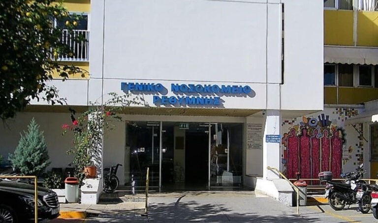 Κινητοποίηση των υγειονομικών έξω από το Δημαρχείο Ρεθύμνου