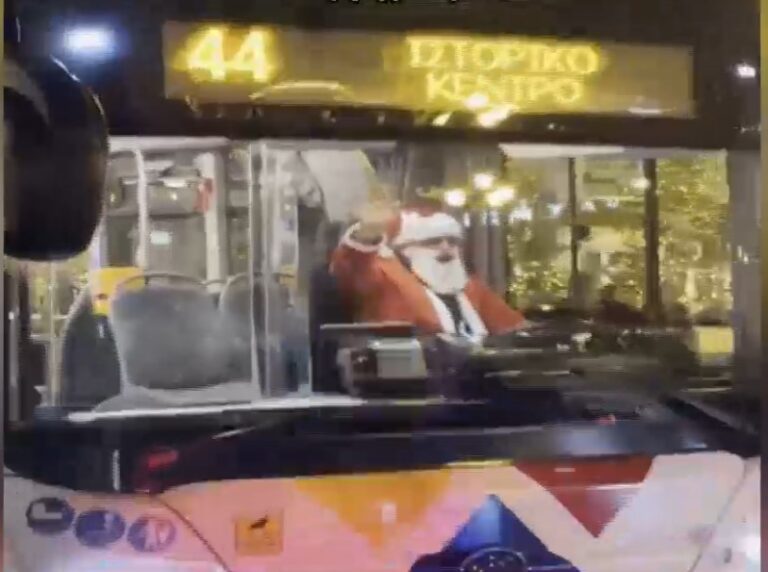 Θεσσαλονίκη: Οδηγός του ΟΑΣΘ ντύθηκε Άγιος Βασίλης και έκανε το δρομολόγιό του