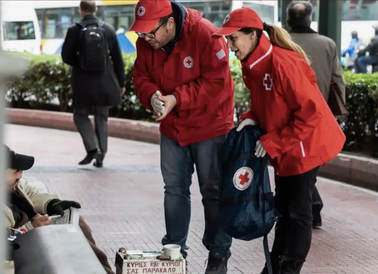 Ελληνικός Ερυθρός Σταυρός: Προσφορά εορταστικών γευμάτων στους άστεγους συνανθρώπους μας