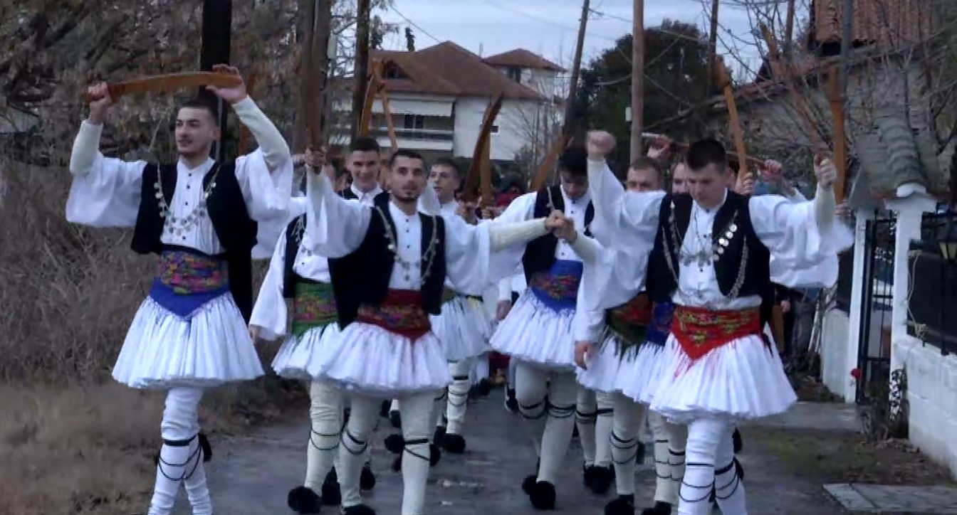 Τα Ρουγκάτσια της Χαλάστρας – Φουστανελοφόροι χορεύουν με σπαθιά στα χέρια υπό τους ήχους παραδοσιακής μουσικής