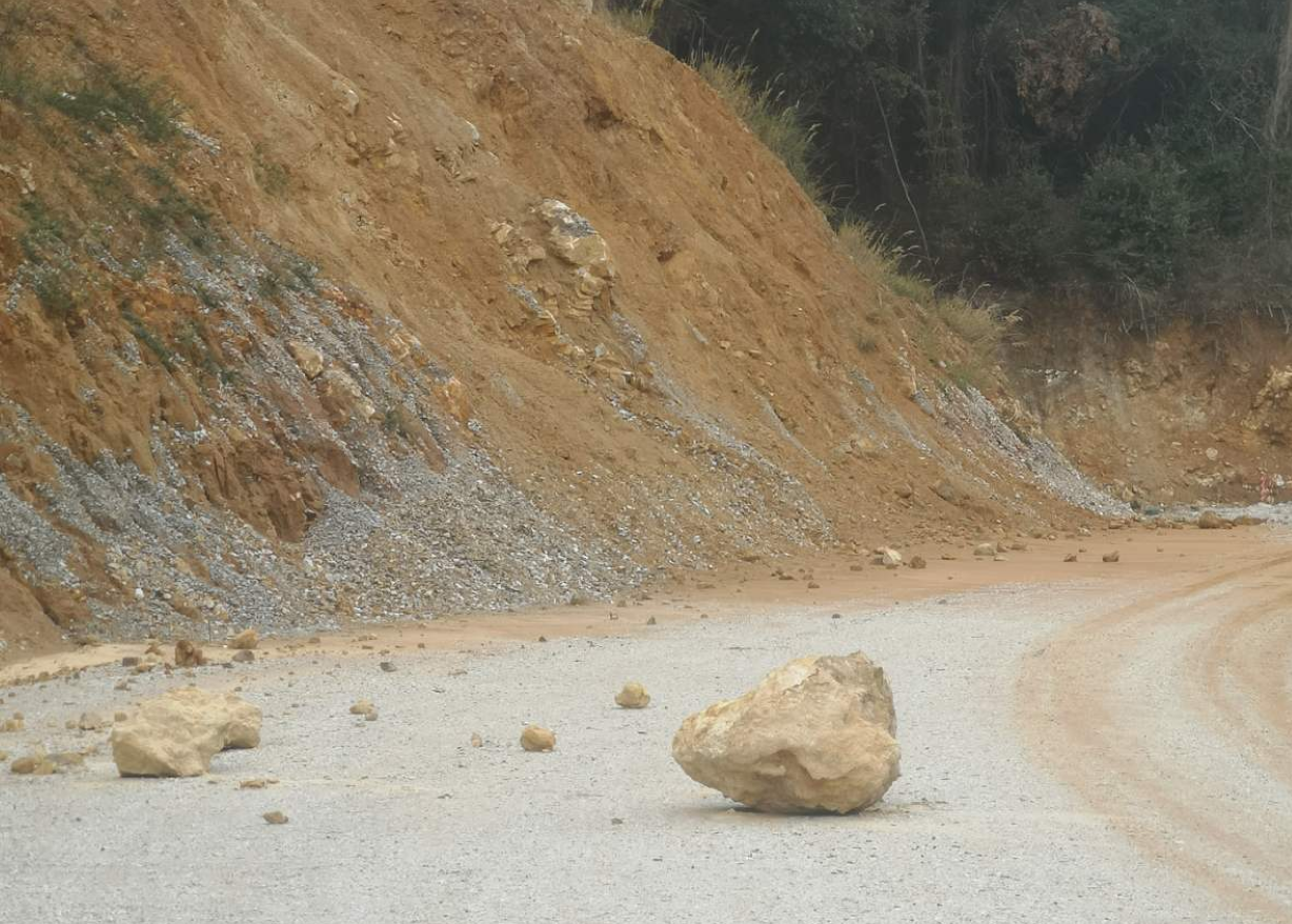 ΛΑΣ Θεσσαλίας: Κατολισθήσεις στο δρόμο Σκλήθρου – Κεραμιδίου