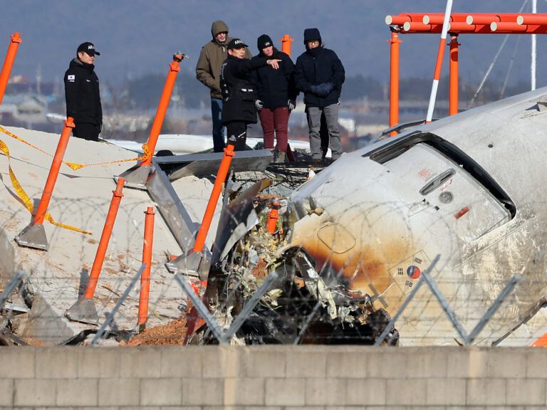 Nότια Κορέα: Δεκατρείς πτήσεις σε ένα 48ωρο είχε πραγματοποιήσει το μοιραίο αεροπλάνο – Πιθανή η λάθος συνεννόηση πιλότου και πύργου ελέγχου