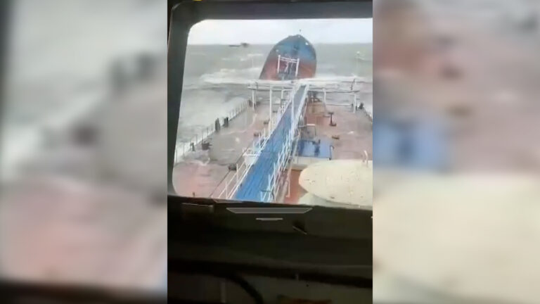 Υπό βύθιση δύο ρωσικά τάνκερ στο στενό του Κερτζ λόγω κακοκαιρίας – Ένας νεκρός, διαρροή πετρελαίου