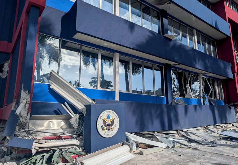 Σεισμός στο Βανουάτου: Εγκλωβισμένοι κάτω από τα ερείπια, ισοπεδώθηκαν πρεσβείες και δημόσια κτήρια – Βίντεο από την ισχυρότατη δόνηση