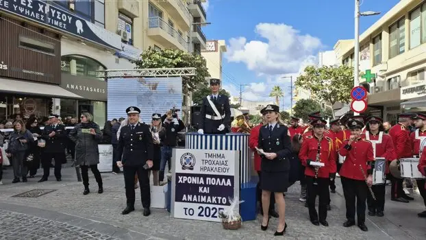 Ηράκλειο: Το έθιμο της Βαρέλας αναβίωσε για μια ακόμα χρονιά στο κέντρο της πόλης