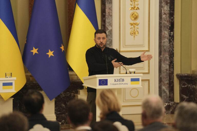 Β. Ζελένσκι: Δεν μπορούμε να απωθήσουμε τα ρωσικά στρατεύματα από την Κριμαία και τα ανατολικά