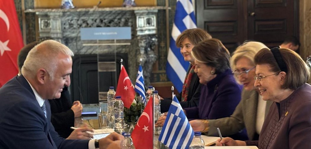 &Eta; &Upsilon;&pi;&omicron;&upsilon;&rho;&gamma;ό&sigmaf; &Pi;&omicron;&lambda;&iota;&tau;&iota;&sigma;&mu;&omicron;ύ &Lambda;ί&nu;&alpha; &Mu;&epsilon;&nu;&delta;ώ&nu;&eta;, &mu;&epsilon; &tau;&omicron;&nu; &Upsilon;&pi;&omicron;&upsilon;&rho;&gamma;ό &Pi;&omicron;&lambda;&iota;&tau;&iota;&sigma;&mu;&omicron;ύ &kappa;&alpha;&iota; &Tau;&omicron;&upsilon;&rho;&iota;&sigma;&mu;&omicron;ύ &tau;&eta;&sigmaf; &Tau;&omicron;&upsilon;&rho;&kappa;ί&alpha;&sigmaf; Mehmet Nuri Ersoy
