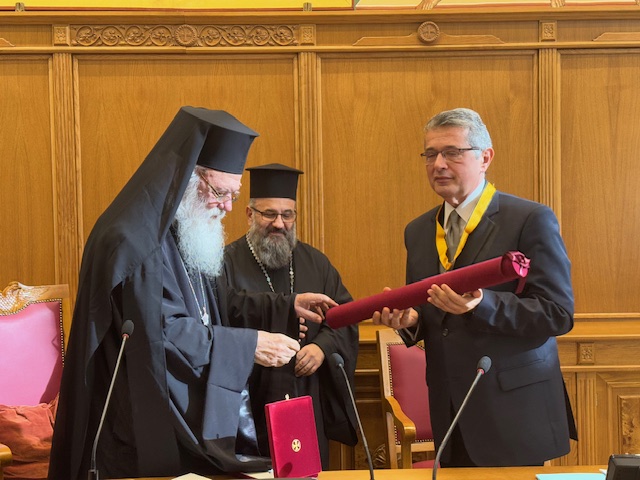 Κομοτηνή: Απονομή ανώτατης τιμητικής διάκρισης της Εκκλησίας της Ελλάδος στον καθηγητή Εμμανουήλ Βαρβούνη