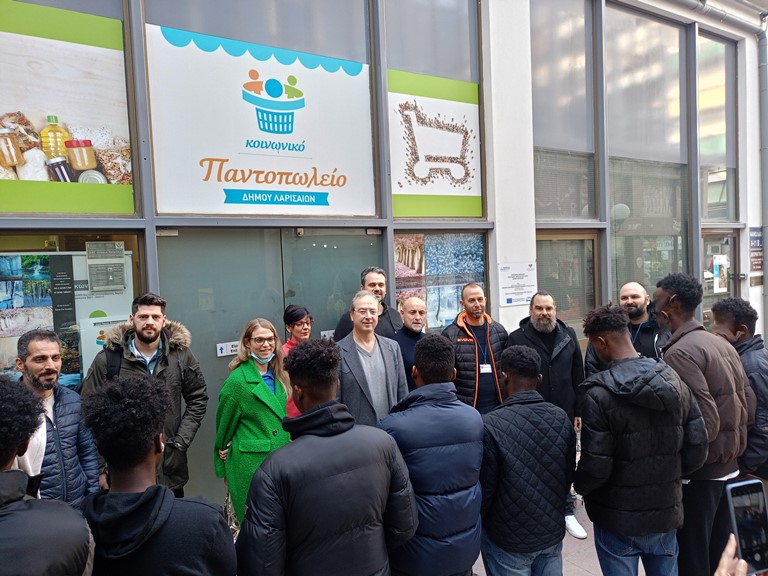 Ανήλικοι πρόσφυγες επισκέφθηκαν το Κοινωνικό Παντοπωλείο Λάρισας