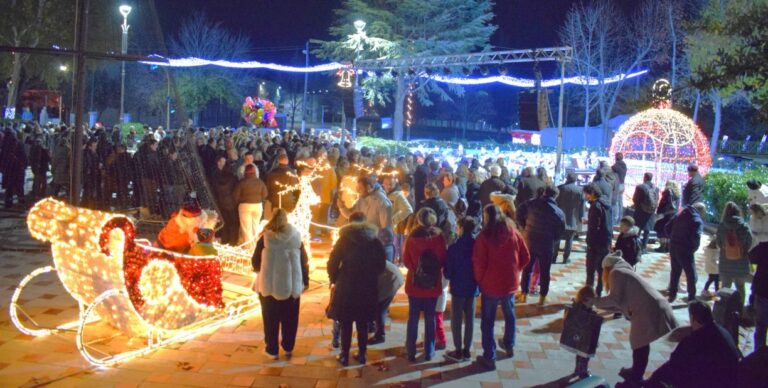 Με φαντασμαγορικό τρόπο άναψε το Χριστουγεννιάτικο δέντρο στη Νίκαια του Δήμου Κιλελέρ