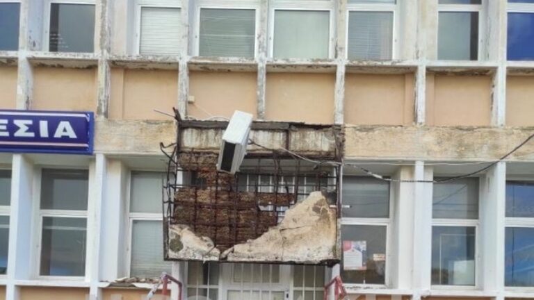 Κατέρρευσε τμήμα της εισόδου στον ΟΑΕΔ Ρόδου