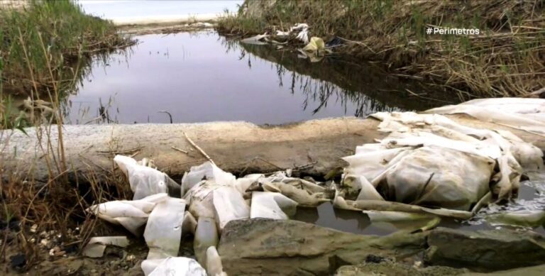 Πλαστικό από θερμοκήπια ξεβράστηκε στις ακτές της Χαλκιδικής