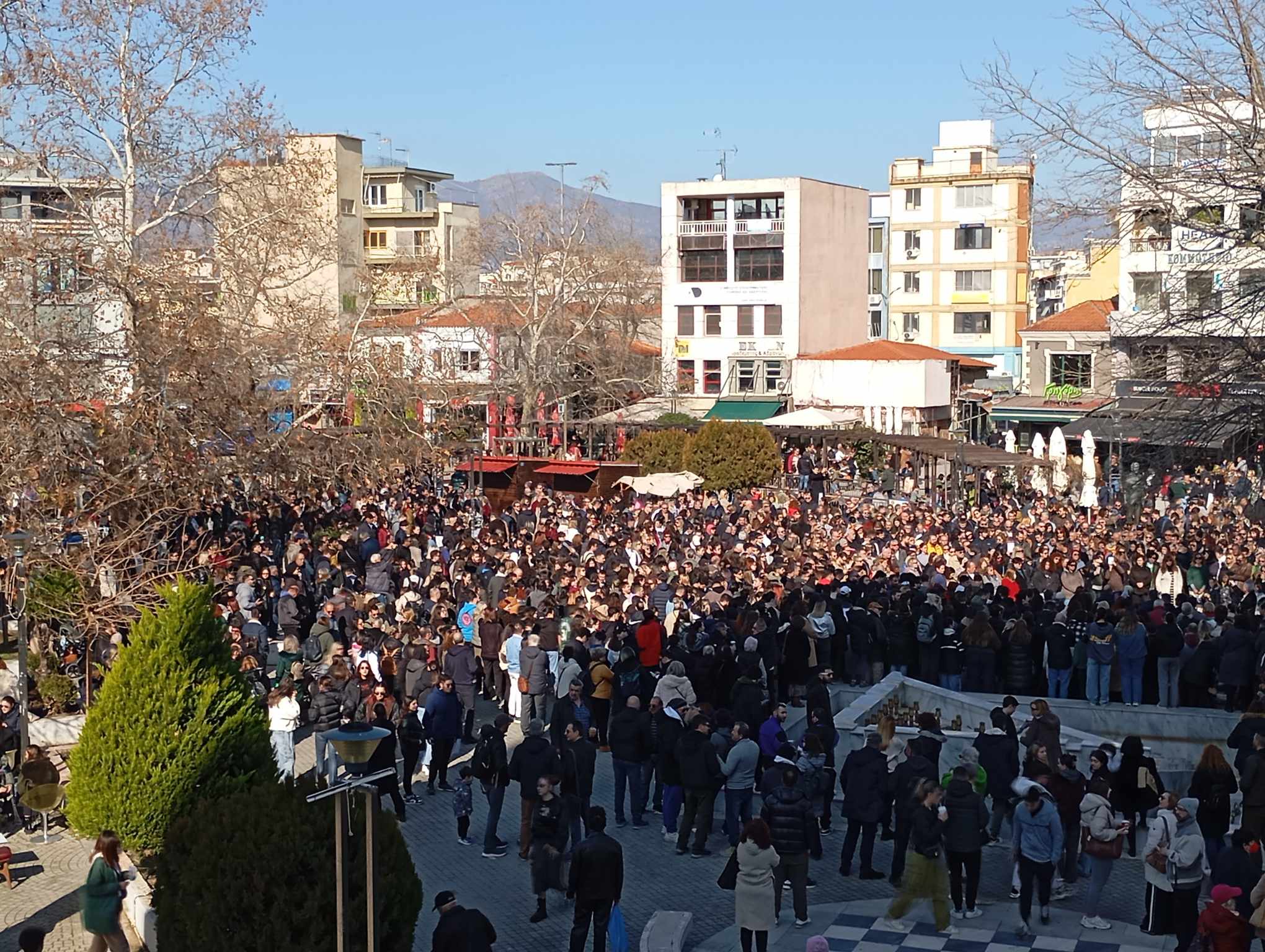 “Δεν έχω οξυγόνο”: Κοσμοπλημμύρα και στο συλλαλητήριο της Κομοτηνής