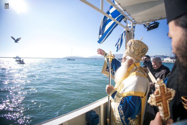 Με λιτάνευση του Τιμίου Σταυρού στους δρόμους του Βόλου μέχρι την παραλία θα γίνει ο αγιασμός των υδάτων