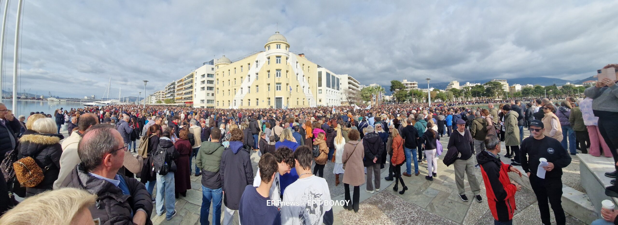 Βόλος: Μεγάλη η συμμετοχή στη συγκέντρωση για τα Τέμπη