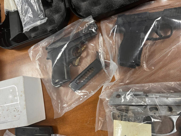 Καρέ καρέ η μεγάλη αστυνομική επιχείρηση στον Αποκόρωνα – Κατασχέθηκαν κοκαΐνη και μίνι οπλοστάσιο