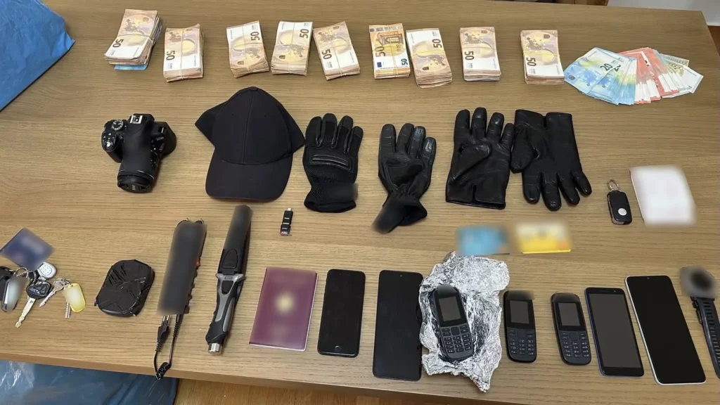 Καλάζνικοφ, αλεξίσφαιρα γιλέκα και σχεδόν 80 χιλιάδες ευρώ βρέθηκαν στο σπίτι των δραστών της δολοφονίας στους Θρακομακεδόνες