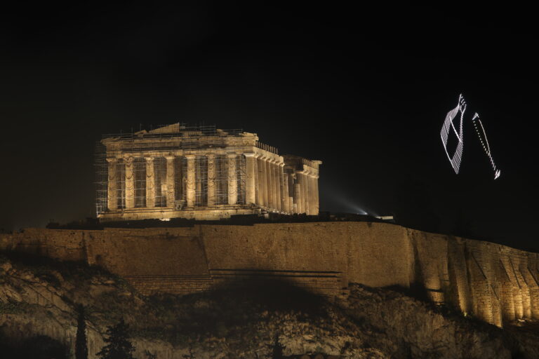 Με την «Ταράτσα του Χρόνου» και με… αθόρυβα πυροτεχνήματα, η Αθήνα υποδέχθηκε το 2025