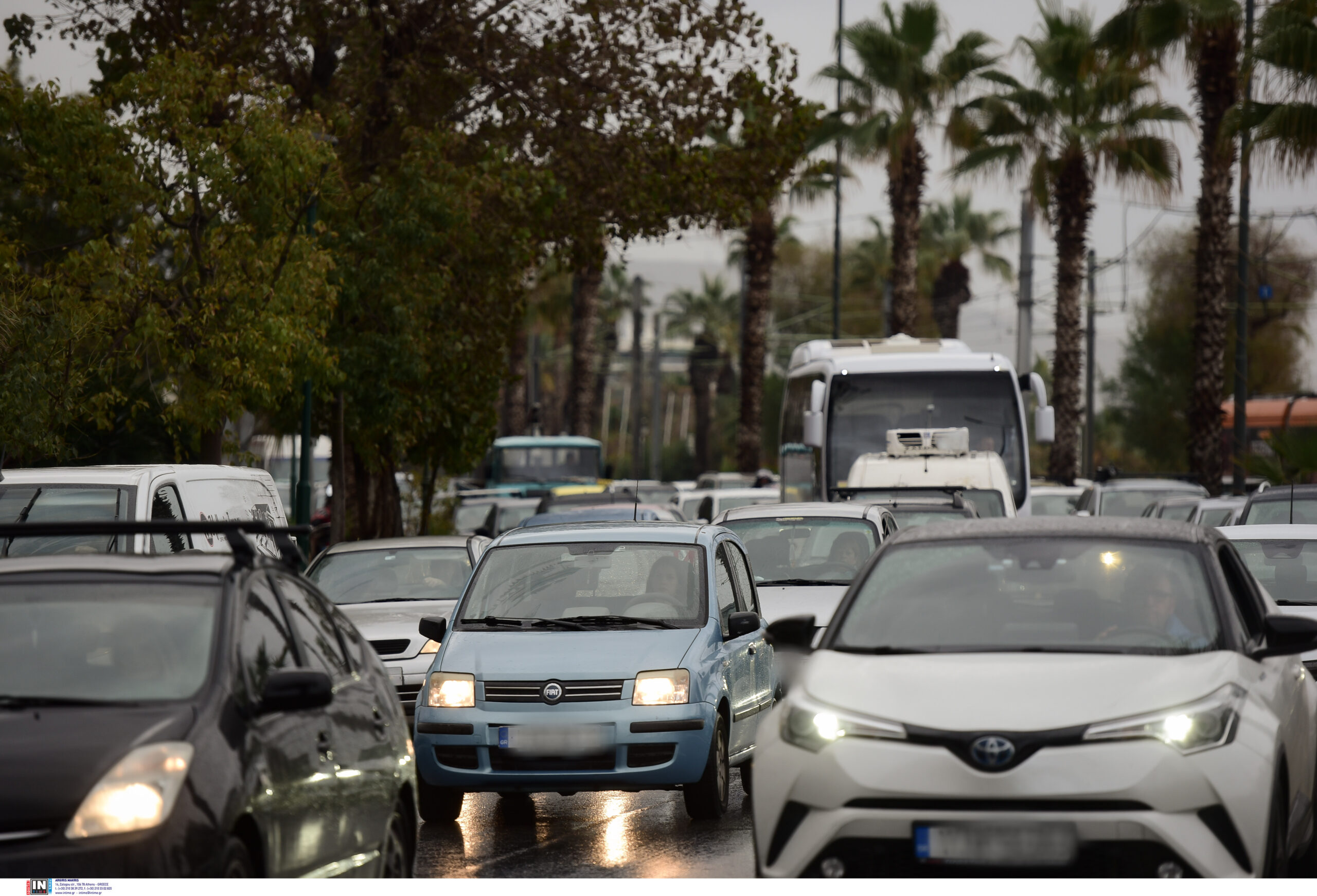 Κυκλοφοριακό κομφούζιο λόγω βροχής: Στο «κόκκινο» οι κεντρικοί οδικοί άξονες της Αθήνας