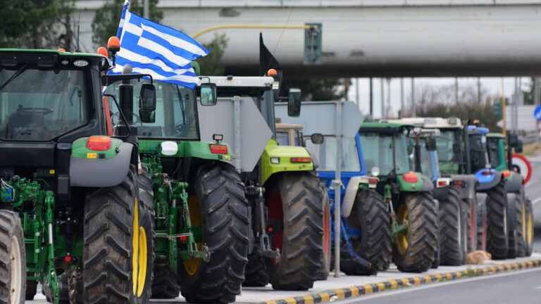 Στήθηκαν τα πρώτα μπλόκα με τρακτέρ σε Θεσσαλία και Πέλλα – Ένταση στην Καρδίτσα – Αποφασισμένοι για κλιμάκωση οι αγρότες
