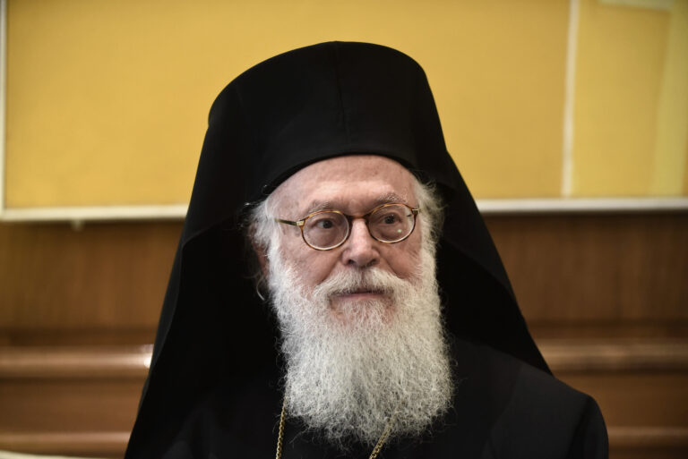 Σήμερα το ύστατο χαίρε στον μακαριστό Αναστάσιο: Στις 12:00 η Εξόδιος Ακολουθία – Πλήθος κόσμου στο λαϊκό προσκύνημα στα Τίρανα