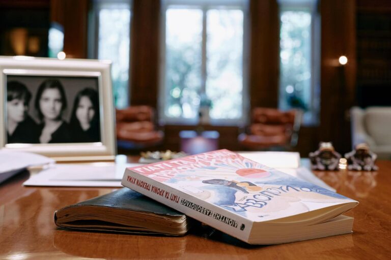 Κυρ. Μητσοτάκης για το βιβλίο του Δ. Σαββόπουλου: «Καθώς τα χρόνια περνούν, ξεχωρίζουμε τα σημαντικά – Δυσκολεύομαι να το αφήσω από τα χέρια μου»