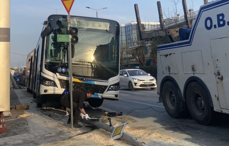 Λεωφορείο προσέκρουσε σε φανάρι στη Λ. Μεσογείων – Ο οδηγός φέρεται να έχασε τον έλεγχο (video)