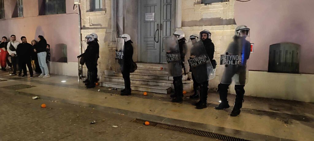 Ηράκλειο: Προφυλακιστέοι η 26χρονη και ο 45χρονος για την κακοποίηση του 3χρονου αγοριού – Ένταση έξω από το Δικαστικό Μέγαρο (βίντεο)
