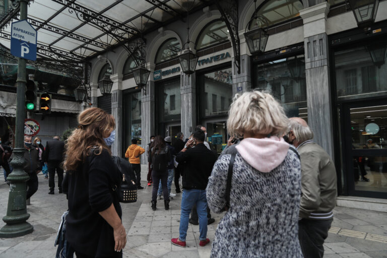 Στις 21 Ιανουαρίου ξεκινούν οι μειωμένες τραπεζικές χρεώσεις – Ποιους άλλους κλάδους οικονομίας βάζει στο «κάδρο» η κυβέρνηση