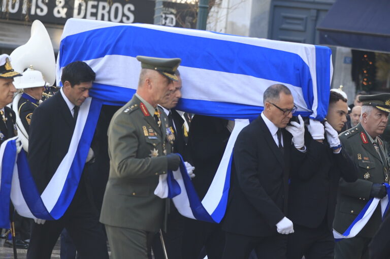 H απόδοση τιμών τη στιγμή που καταφθάνει η σορός του Κώστα Σημίτη στη Μητρόπολη (video)