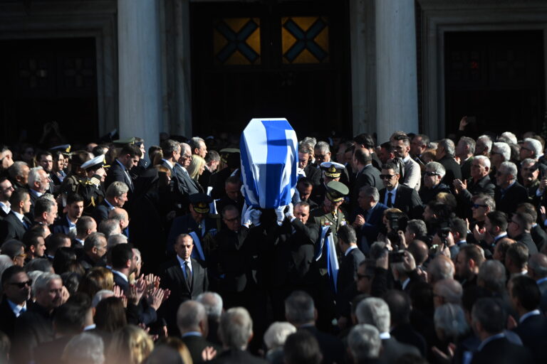 Σε κλίμα συγκίνησης το ύστατο χαίρε στον Κώστα Σημίτη – Οι επικήδειοι και οι παρουσίες