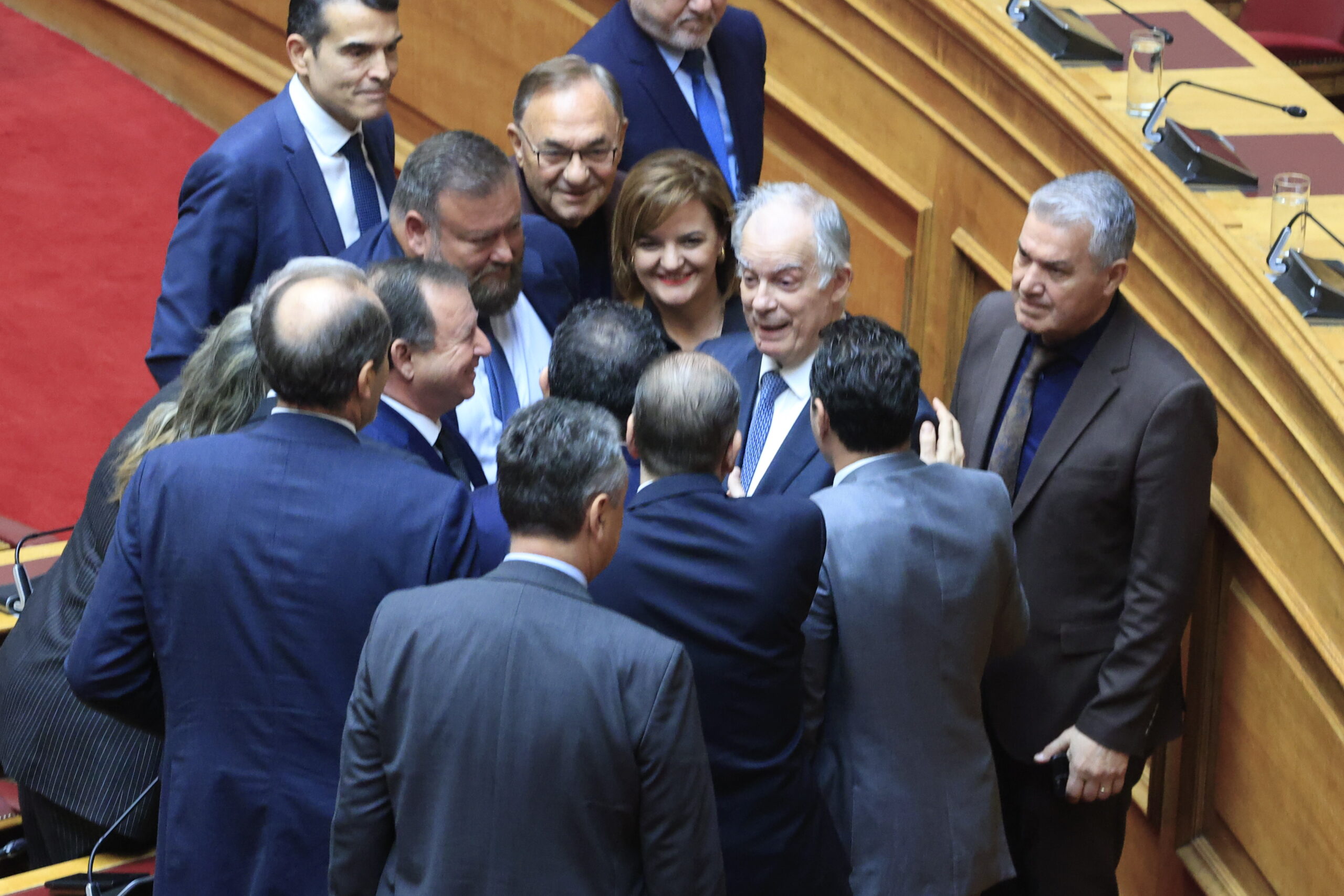 Οι αντιδράσεις των βουλευτών της ΝΔ για τον Κ. Τασούλα – Χειροκροτήματα και πηγαδάκια στη Βουλή