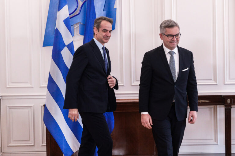 Κ. Μητσοτάκης στη συνάντηση με τον Επίτροπο Εσ. Υποθέσεων: «Ικανοποιημένοι με την πρόοδο στη διαμόρφωση μίας νέας ισορροπίας στην ευρωπαϊκή μεταναστευτική μας πολιτική»