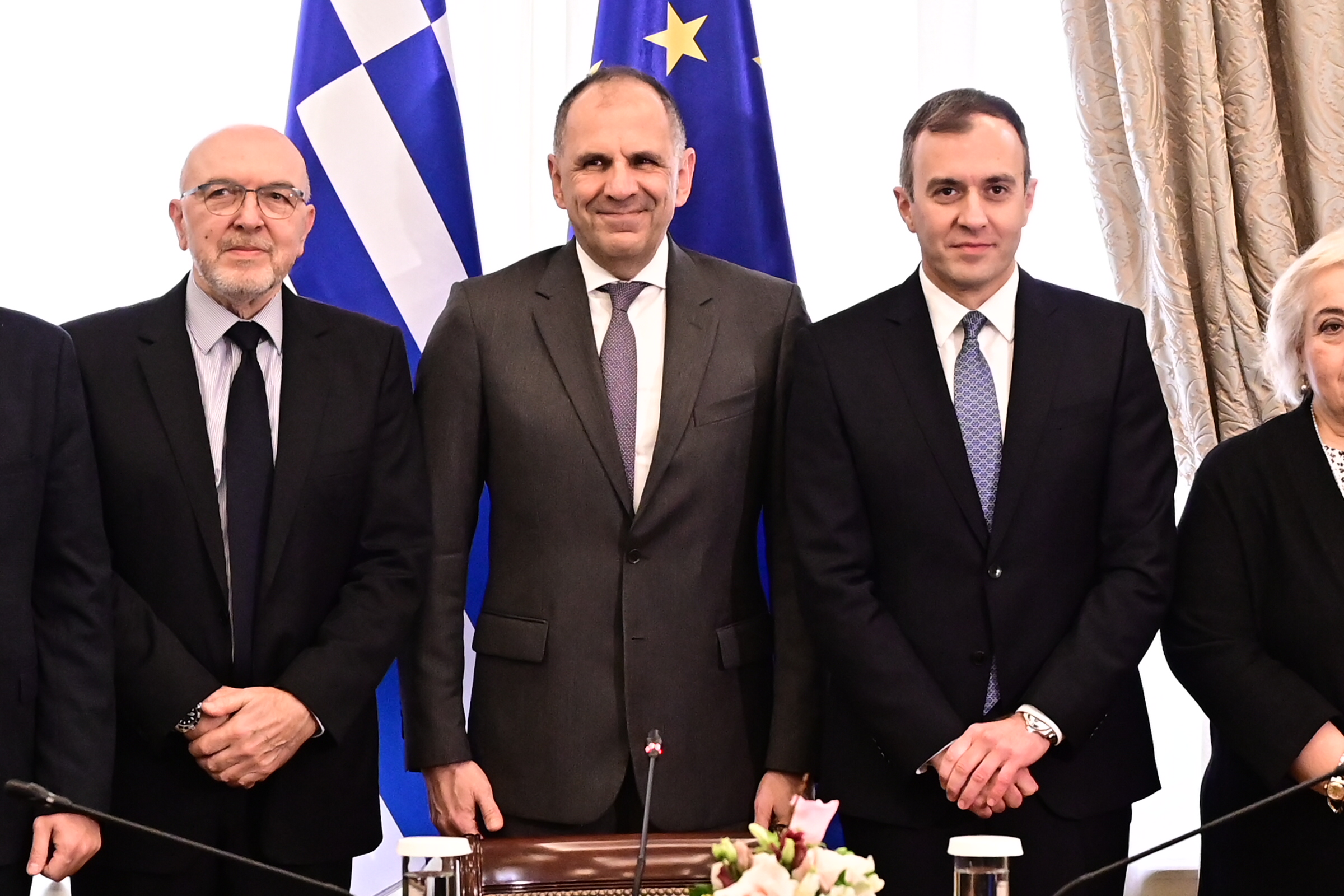 [375099] ΤΕΛΕΤΗ ΠΑΡΑΔΟΣΗΣ - ΠΑΡΑΛΑΒΗΣ ΜΕΤΑΞΥ ΤΩΝ ΥΦΥΠΟΥΡΓΩΝ ΕΞΩΤΕΡΙΚΩΝ ΚΩΣΤΑ ΦΡΑΓΚΟΓΙΑΝΝΗ ΚΑΙ ΤΑΣΟΥ ΧΑΤΖΗΒΑΣΙΛΕΙΟΥ     (ΜΙΧΑΛΗΣ ΚΑΡΑΓΙΑΝΝΗΣ/EUROKINISSI)