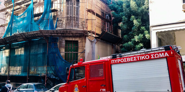 Πυρκαγιά σε εγκαταλελειμμένο κτίριο στα Εξάρχεια – Αποκαταστάθηκαν τα κυκλοφοριακά προβλήματα