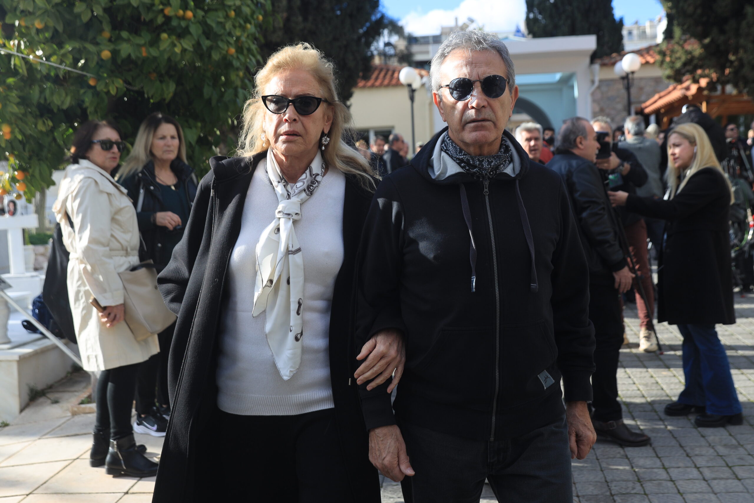 Συγκίνηση στην κηδεία της Καίτης Γκρέυ: Την αποχαιρέτησαν με τα τραγούδια «Το βουνό» και «Tα ξένα χέρια»