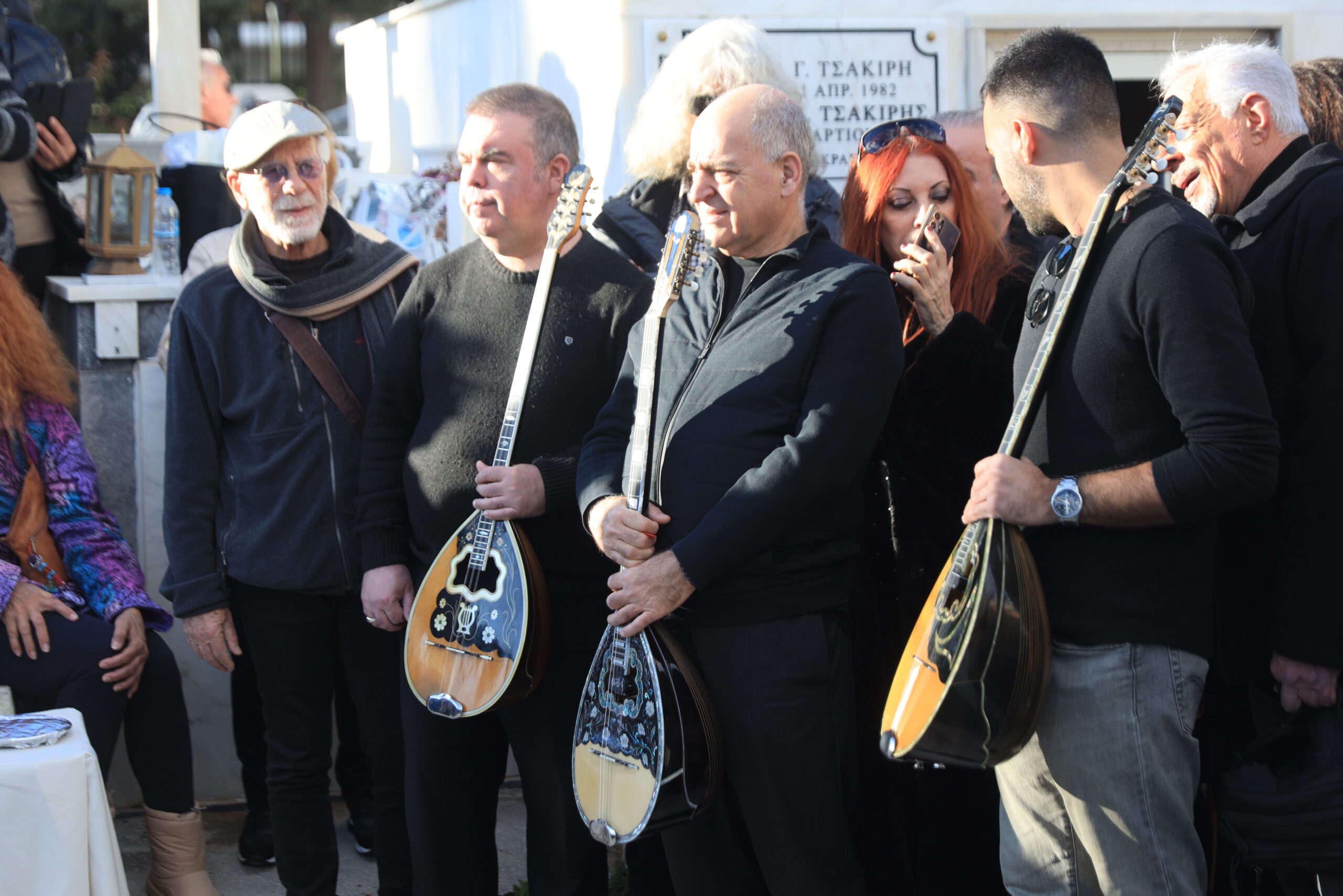 Συγκίνηση στην κηδεία της Καίτης Γκρέυ: Την αποχαιρέτησαν με τα τραγούδια «Το βουνό» και «Tα ξένα χέρια»