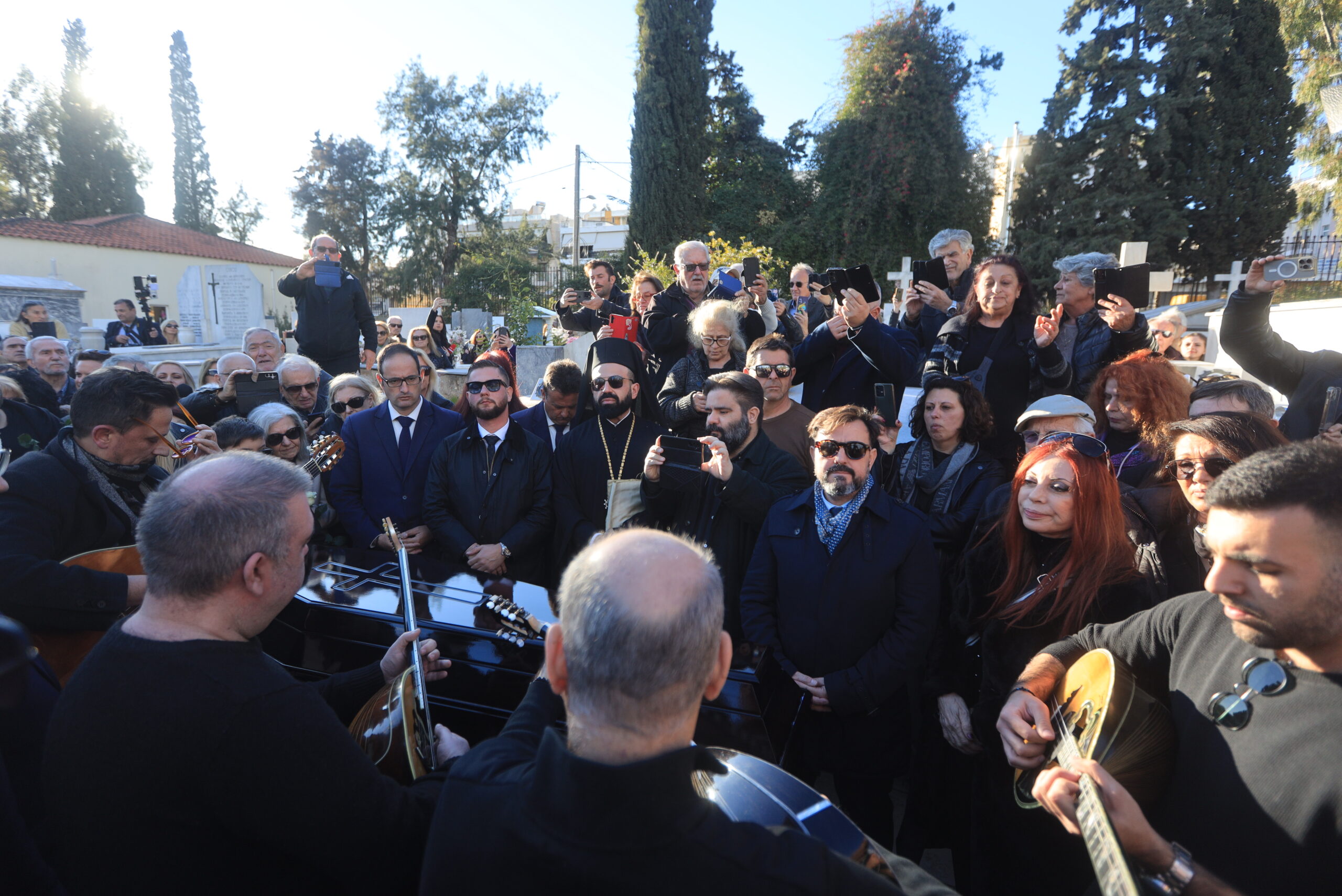 Συγκίνηση στην κηδεία της Καίτης Γκρέυ: Την αποχαιρέτησαν με τα τραγούδια «Το βουνό» και «Tα ξένα χέρια»